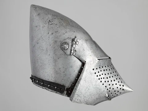 Mittelalterlicher Ritterhelm aus Metall.