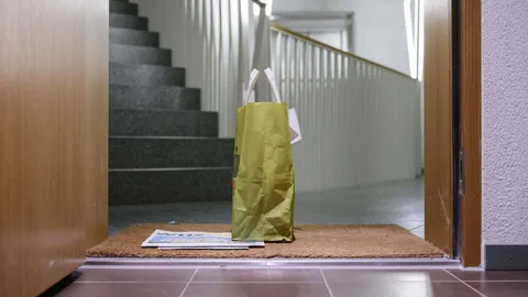 Einkaufstüte steht im Treppenhaus