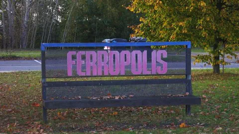 Ein Schild, auf dem «Ferropolis» steht.