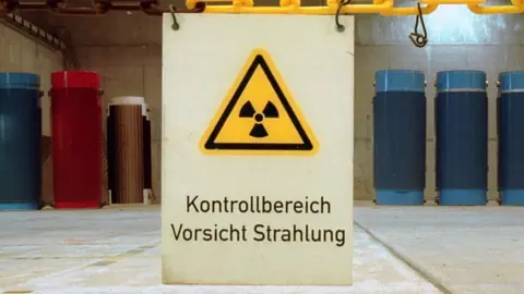 Ein Warnschild warnt vor Radioaktivität.