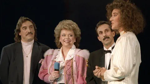 Céline Dion, Atilla Şereftuğ, Nella Martinetti und Raymond Fein auf der Bühne des ESC 1988 in Dublin