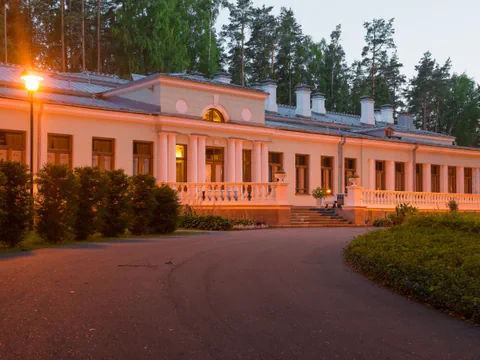 Gebäude im klassizitischen Stil mit Säulengalerie.