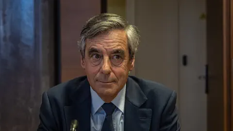 François Fillon: Ein älterer Herr mit Seitenscheitel und Stirnfalten