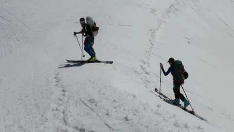 Zwei Skitourengänger. 