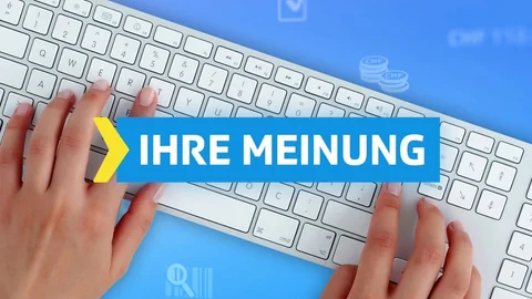 Frau tippt auf Computertastatur