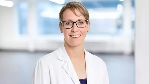 Portraitaufnahme von der Ärztin Sara Imboden.