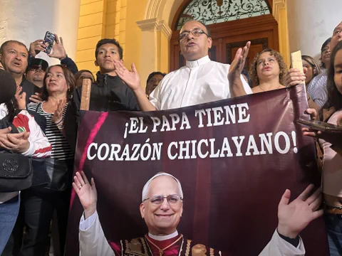 Gläubige freuen sich vor der Kathedrale von Chiclayo in Peru.