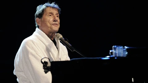 Udo Jürgens spielt Klavier im Bademantel