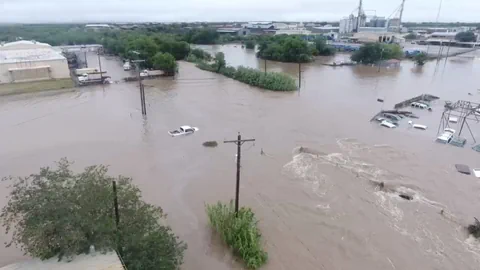 Luftaufnahme einer überschwemmten Stadtlandschaft.