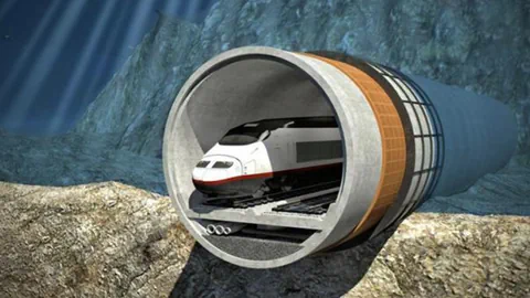 Zug fährt durch einen Unterwassertunnel.