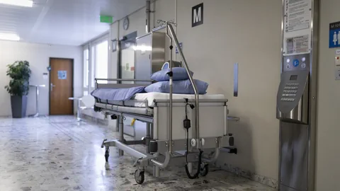 Leeres Krankenhausflur mit Krankenbett.