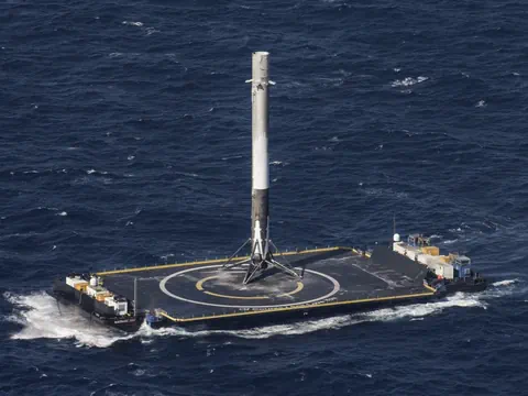 Raketenteil landet auf einer schwimmenden Plattform im Meer.