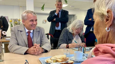 Bundesrat Beat Jans besucht ein Pflegeheim im Trameland im Berner Jura.
