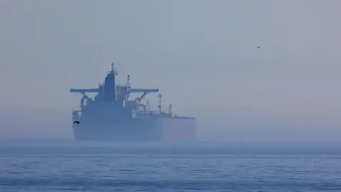 Frachtschiff im Nebel auf See.