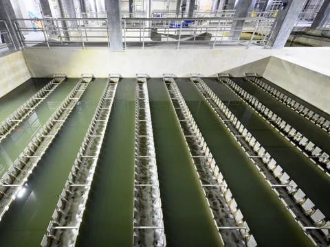 Innenansicht einer Wasseraufbereitungsanlage mit mehreren Becken.