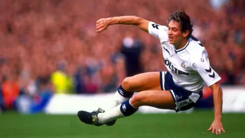 Gary Lineker in weissem Trikot in Aktion auf dem Spielfeld.