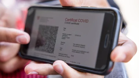 Covid-Zertifikat auf einem Smartphone.