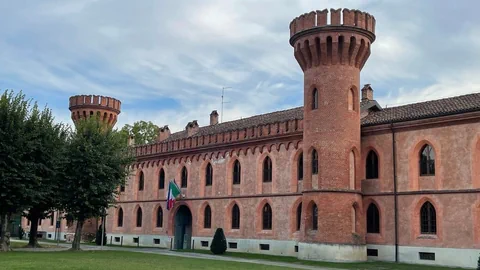 Landsitz aus Backstein mit zwei Türmen