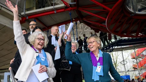 Die Klimaseniorinnen jubeln nach ihrem Sieg vor Gericht in Strassburg.