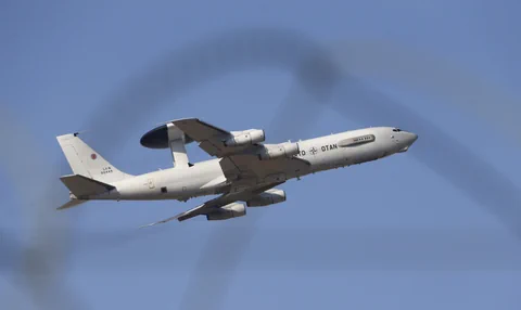 Ein Awacs-Flugzeug mit dem typischen Radar-Aufbau über dem Flugzeugrumpf