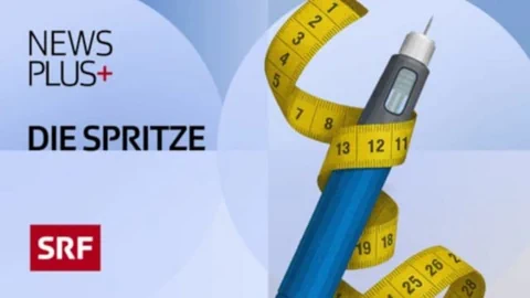 Digitales Bild eines blauen Insulinpens umwickelt mit gelbem Massband, Titel 'Die Spritze'.