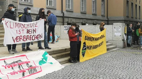 Junge Leute protestieren