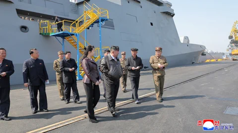 Kim Jong-un mit Tochter bei der Einweihung eines anderen Zerstörers Ende April.