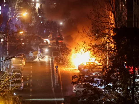 Nächtlicher Strassenprotest mit brennendem Auto.