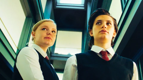 Zwei junge Frauen in Security-Uniformen.