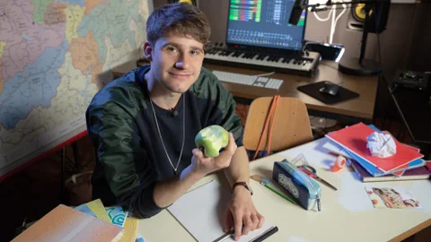 Damian Lynn ist Musiker, 28 und kommt aus Luzern