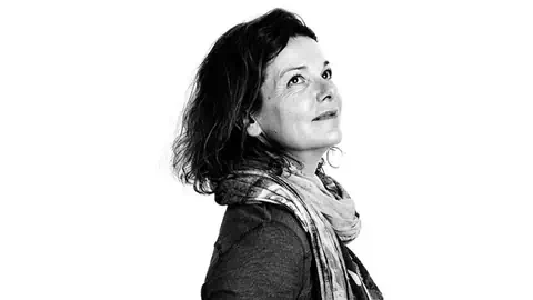 Die Autorin Milena Moser vor weissem Hintergrund.