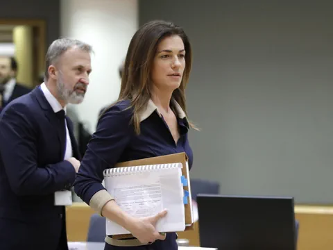 Personen bei einer Konferenz mit Notizen in der Hand.