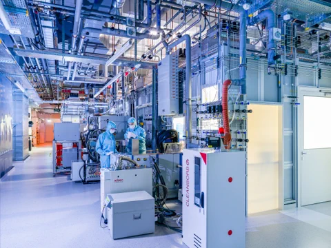 Techniker in Schutzkleidung in technischer Anlage.