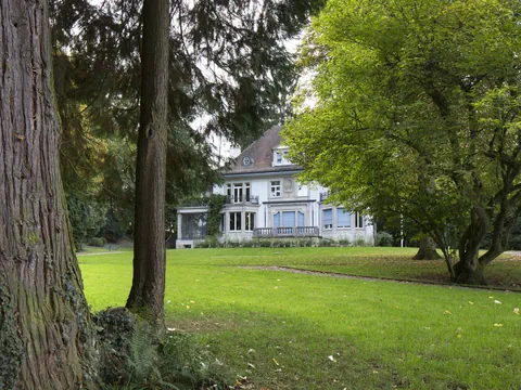 Park mit Garten und Villa