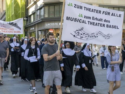 Menschen in Nonnenkostümen protestieren für die Erhaltung des Musical Theaters Basel.