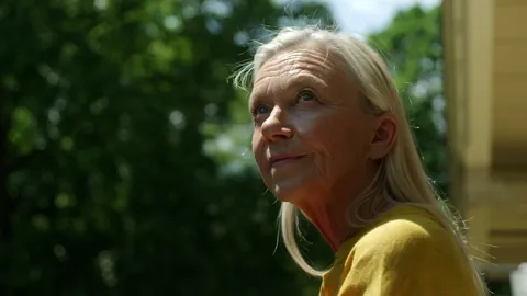 Frau schaut zum Himmel