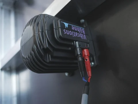 Nahaufnahme eines Gerätes mit Kabeln an einer Wand montiert.