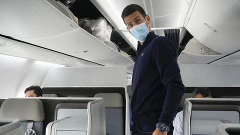 Djokovic steht in einem Flugzeug zurück nach Belgrad