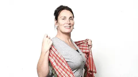 Eine Frau mit einem Tuch in der Hand 