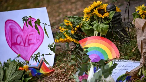 Blumen und Regenbogen-Gegenstände neben einer handgezeichneten Karte mit Herzsymbol.
