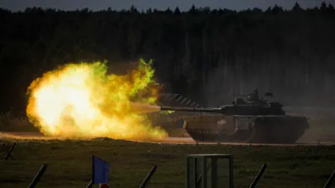 Panzer feuert Schuss mit Flammball.
