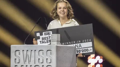 Riana mit ihrem Swiss Music Award und ihrem Scheck