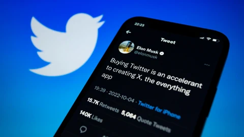 Twitter-Account auf einem Smartphone vor dem Hintergrund des Twitter-Logos.