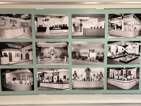 Gitter mit zwölf Schwarz-Weiss-Fotos von Ausstellungsständen einer Messe.