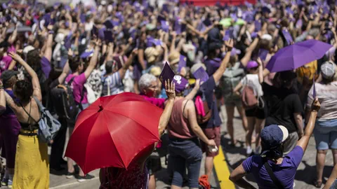 Demonstrierende Menschen auf dem Bundesplatz.