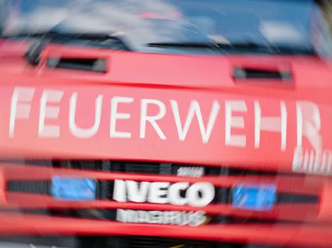 Unscharfer Blick auf die Front eines Feuerwehrfahrzeugs.