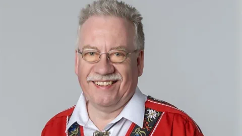 Ein Mann mit Brille.
