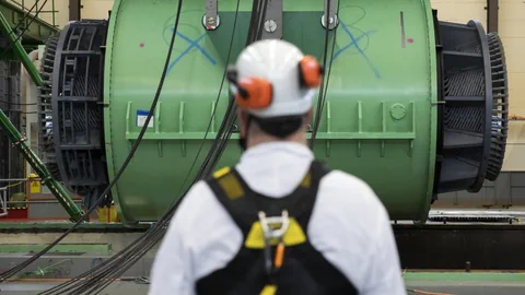Arbeiter Anzug vor Generator in Mühleberg.
