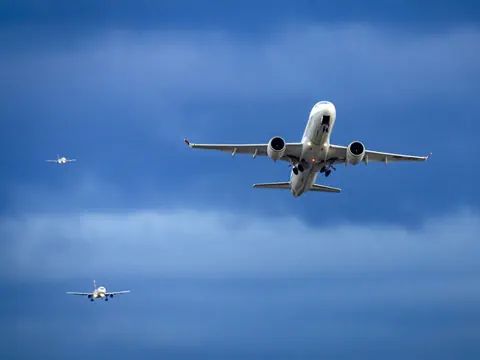 Drei Flugzeuge am Himmel in Formation.