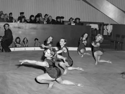 Aufführung einer Tanzschule im Corso 1945
